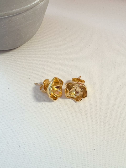 Brinco de Pino Flor Cálice Banhado a Ouro 18k