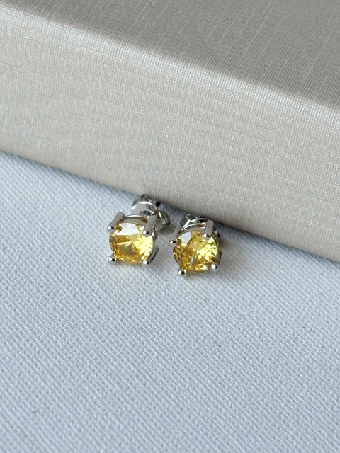 Brinco de Pino Quadrado Amarelo Citirno Banhado a Ródio Branco