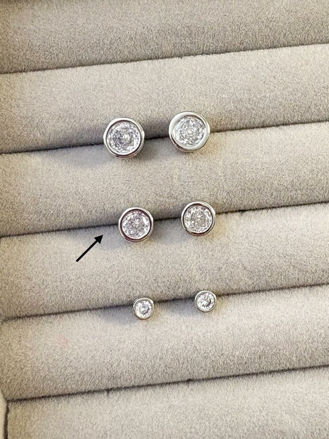 Brinco de Pino Ponto de Luz Cristal M Banhado a Ródio Branco