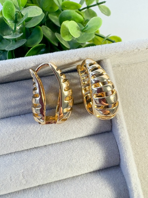 Brinco Argola Click M Design Gota Vazada Folheado a Ouro 18k