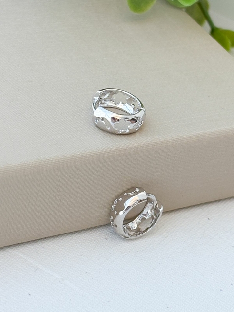 Brinco Argola Click Vazada Lua, Flor e Cruz Banhada a Ródio Branco