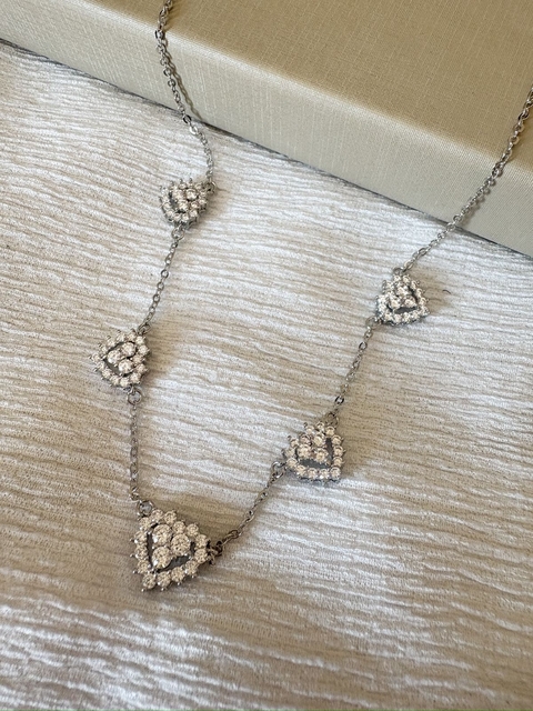 Colar 5 Corações Cravejado Banhado a Ródio Branco