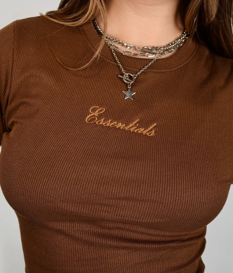 REMERA ESSENTIALS en internet