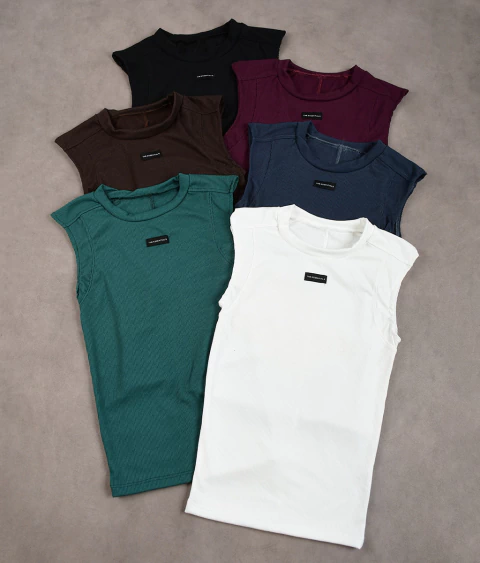 MUSCULOSA ESSENTIALS en internet