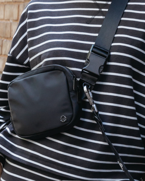 Riñonera Negra con herraje para Correa y Bolsillo porta bolsitas - comprar online