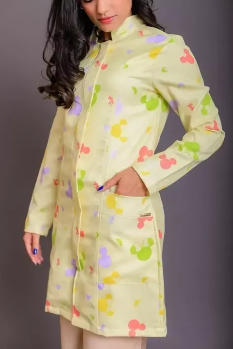 Jaleco Unissex Mickey Amarelo Unissex Estilo & Saúde Conceito - comprar online