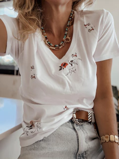 Remera con estampa floral y cuello en V