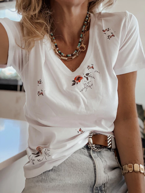 Remera con estampa floral y cuello en V