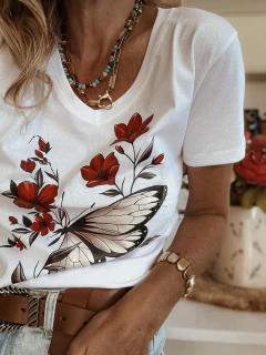 Remera con estampado de mariposa y flores - tienda online
