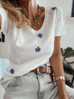 Remera con estampado de flores - tienda online