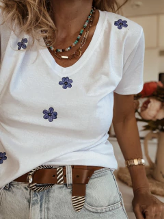 Remera con estampado de flores en internet