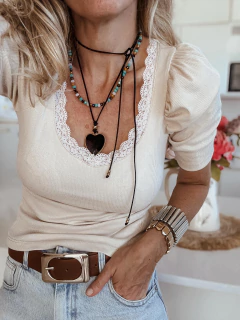 Remera con encaje y mangas abullonadas en internet