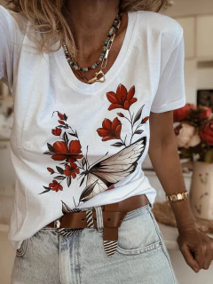 Remera con estampado de mariposa y flores en internet