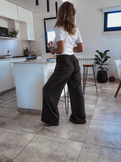 Pantalón Rayado Negro en internet