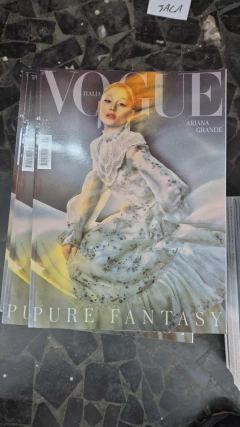 VOGUE (#894'25) REVISTA IMPORTADA ITALIANA na internet