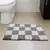 Alfombra de baño en diseño de ajedrez en tonos grises y blancos 40x60 cm
