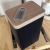 Azucarera Nordica con tapa de madera y cuerpo oscuro, ideal para la cocina y organización.