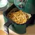 Vista de una airfryer con papas fritas dentro, utilizando papel de repuesto de 20 cm para facilitar la limpieza.