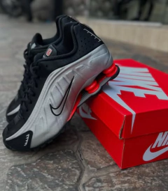 NIKE SHOX R4 |HQ1988002 - Eclypse Store