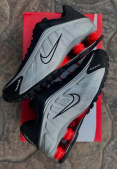 NIKE SHOX R4 |HQ1988002 - comprar online