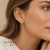 Brinco pérola fio anteninha - ouro 18k - comprar online