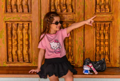 Imagem do T-shirt hellokit com saia-short preto