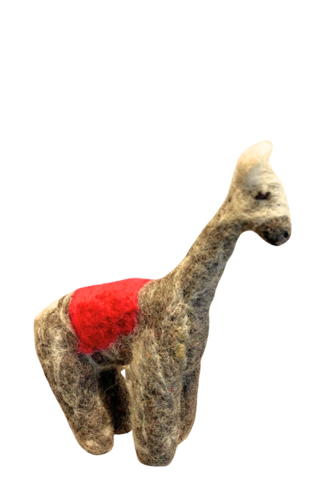 Muñeca de llama artesanal de fieltro gris con manta roja