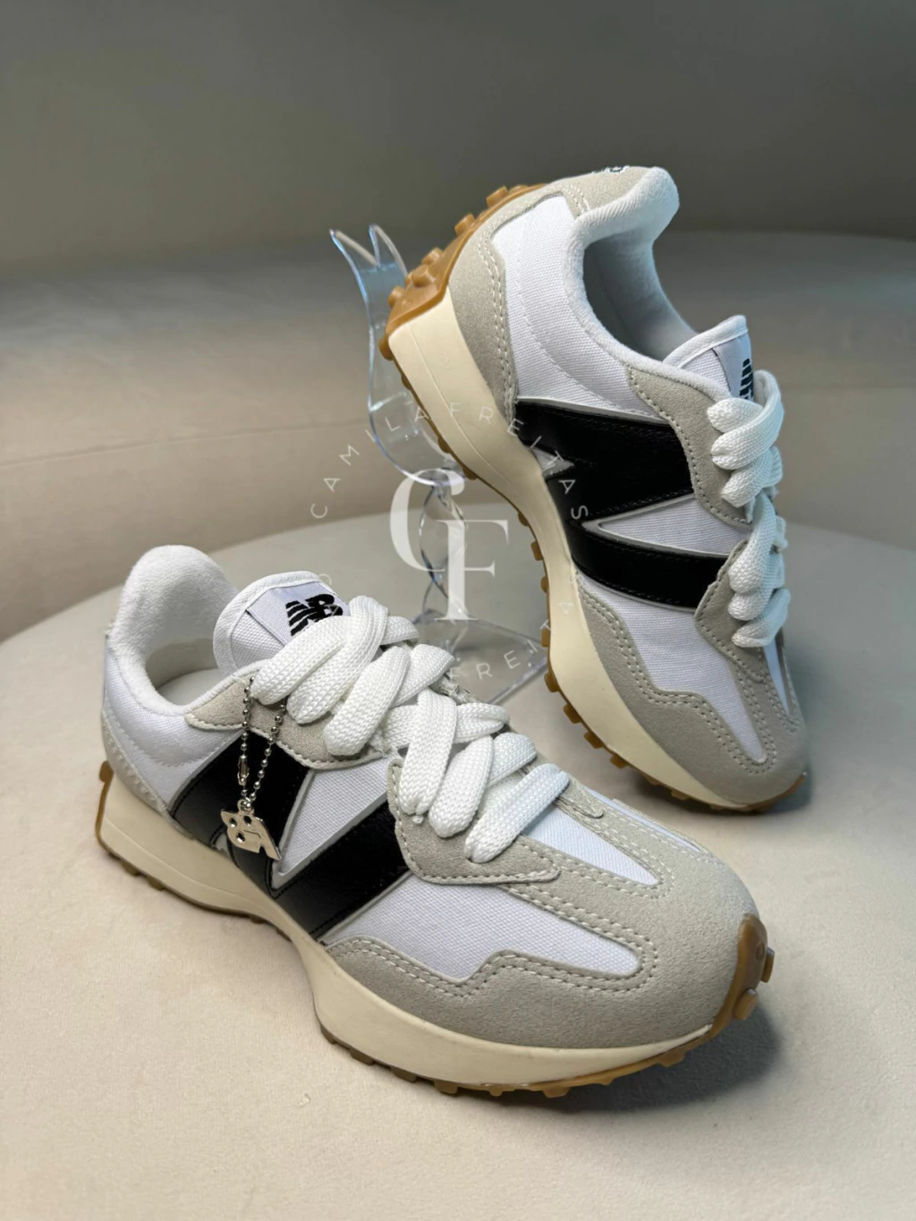 New Balance 327 - Branco e Preto