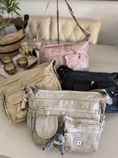 Bolsa Média Transversal Metalizada com Porta Celular