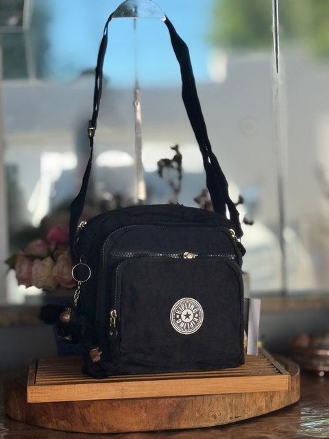 Bolsa Pequena Transversal possui várias repartições, prática para o dia