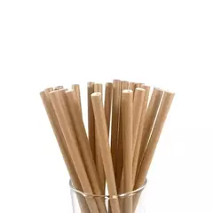 Un vaso transparente lleno de sorbetes de papel kraft de 23 cm.