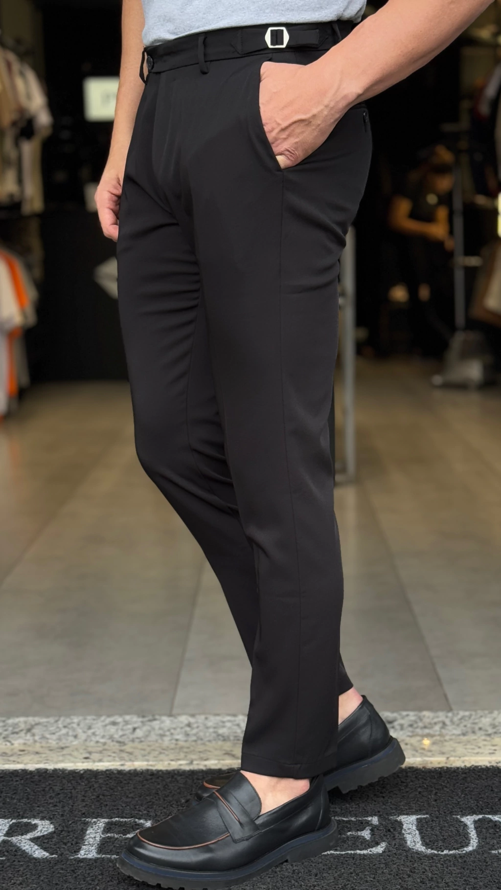 CALÇA ALFAIATARIA VERONA COM FIVELAS PRETA