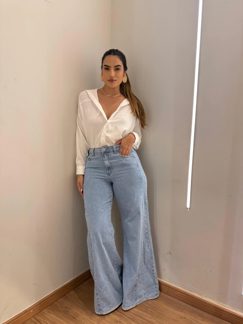 Calça Lisboa – Pantalona Jeans com Detalhes Laterais