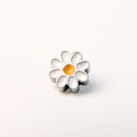 Labret margarida resinado - Titânio Natural