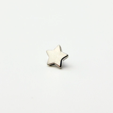 Labret mini estrela lisa - Titânio Natural