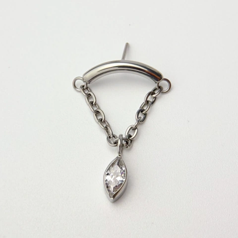 Labret arco com corrente e pingente navete - Push Pin - Titânio Natural