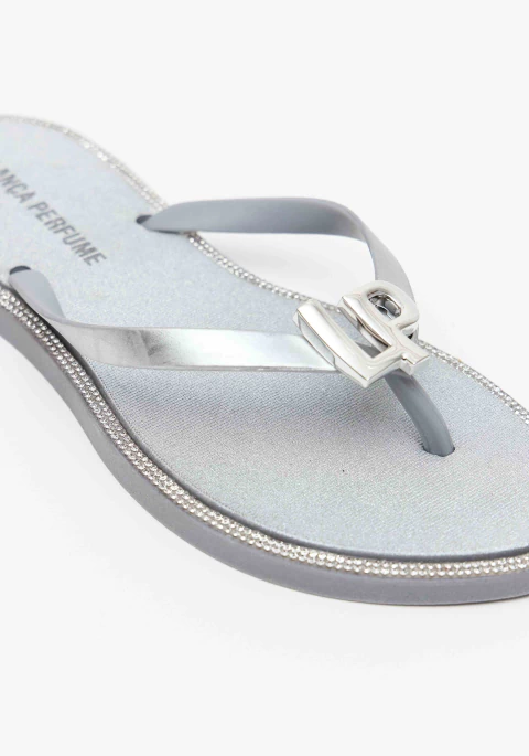 Chinelo Vira Strass Lança Perfume