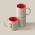 Caneca "Porta da Piscina" empilhada com interior vermelho e detalhes gráficos em branco e vermelho.