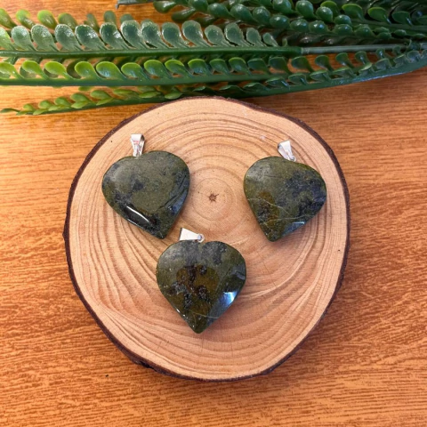 Pingente de Jadeíta (Jade Nefrita) Coração - Autoestima e Coragem