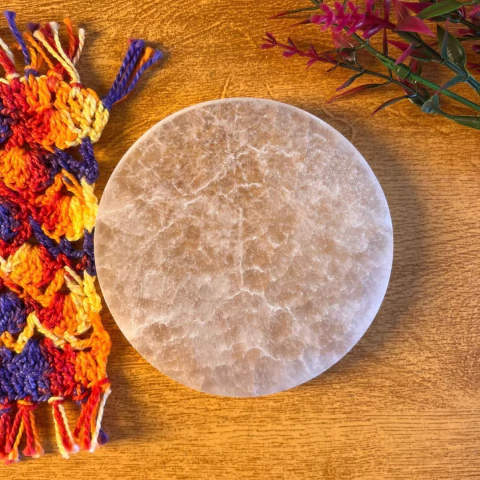 Placa de Selenita Polida Redonda 10cm