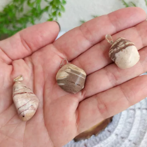 Pingente de Jaspe Marrom Listrado Rolado - Proteção e Determinação