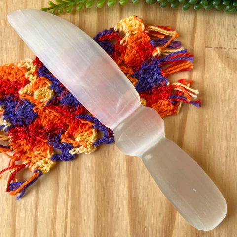 Faca de Selenita Branca - 20 cm