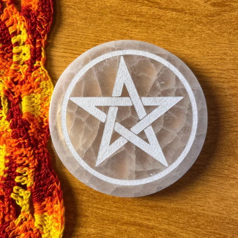 Placa de Selenita Branca com Pentagrama - 10 cm