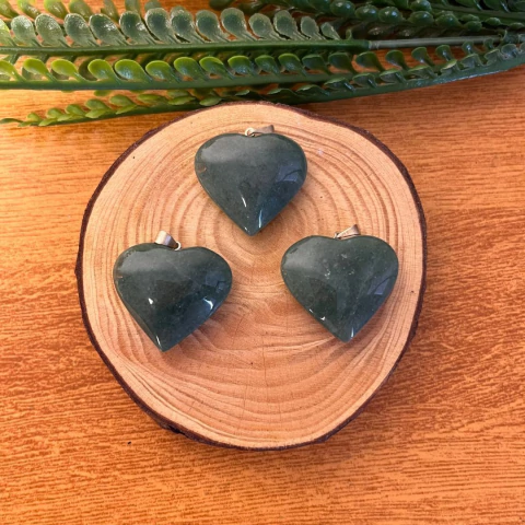 Pingente de Quartzo Verde Coração - Cura e Equilíbrio