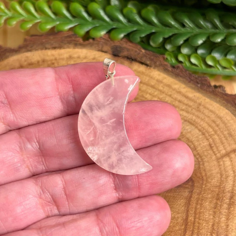 Pingente Meia Lua de Quartzo Rosa – Pedra Natural