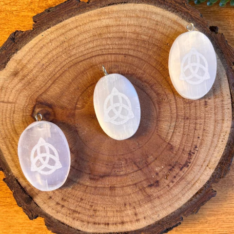 Pingente de Selenita Nó Celta