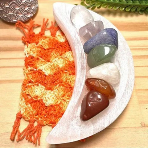 Kit 7 Pedras dos Chakras com Tigela de Selenita Meia Lua 14 cm
