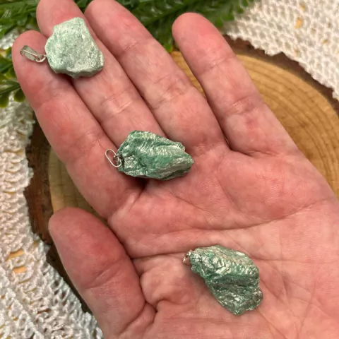 Pingente de Fuchsita Bruta - Direcionamento e Coragem