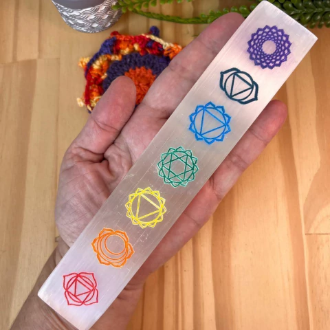 Régua de Selenita Símbolo dos 7 Chakras Colorida