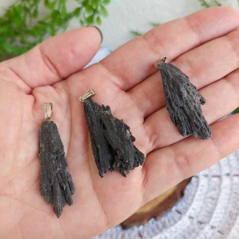 Pingente de Cianita Preta - Vassoura de Bruxa